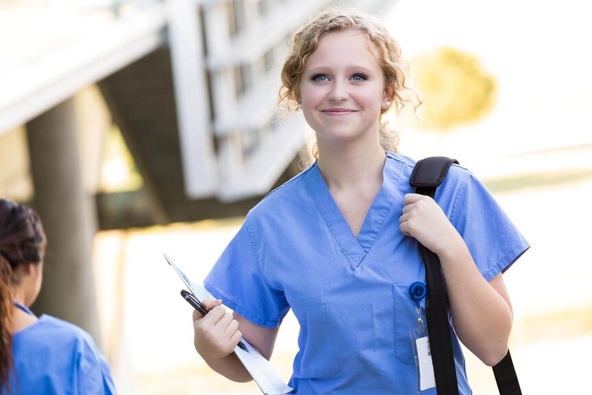 What-is-a-Travel-Nurse-Career-Outlook-and-Salary